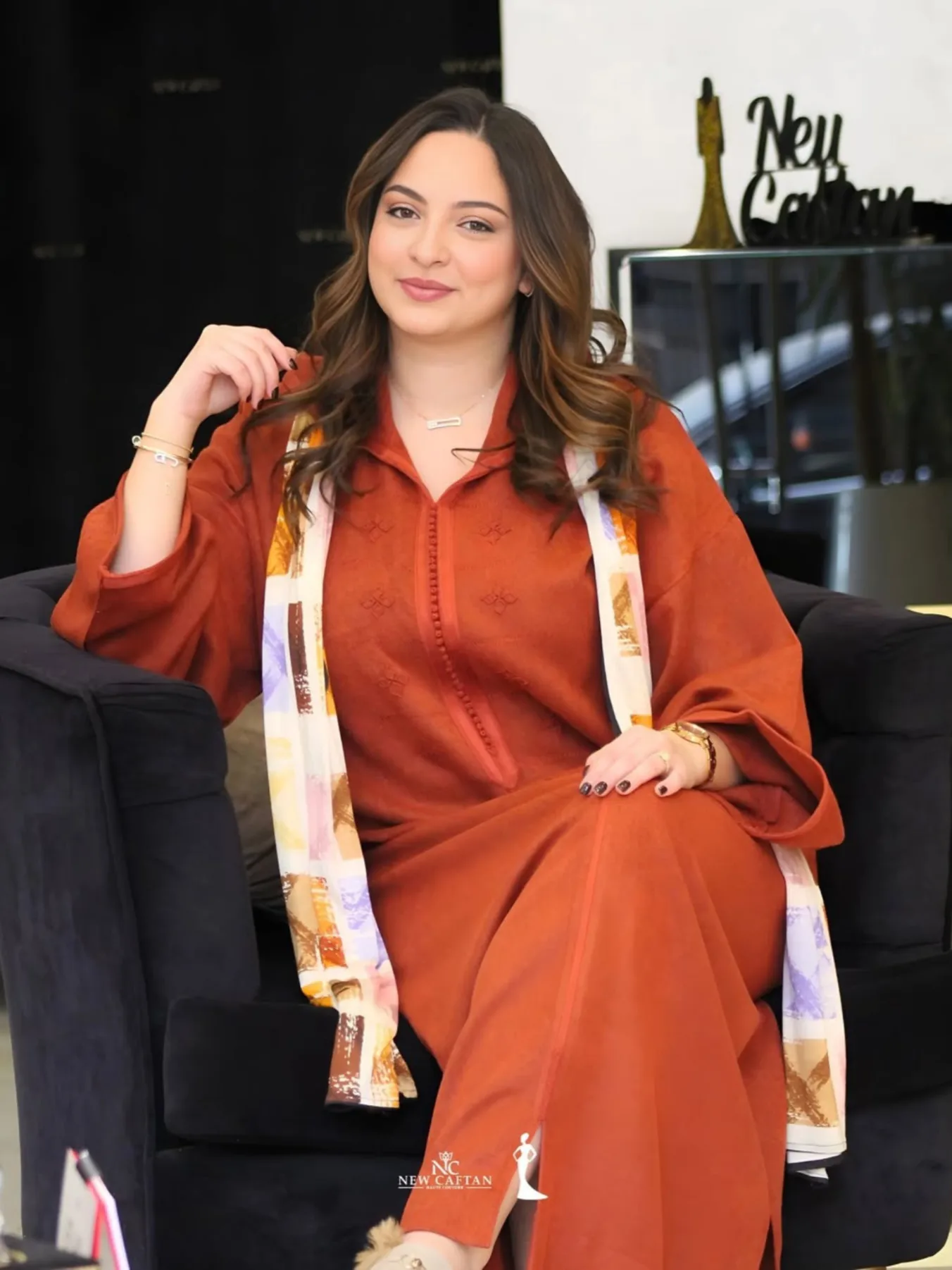 Jellaba Orange Élégance Moderne avec Foulard