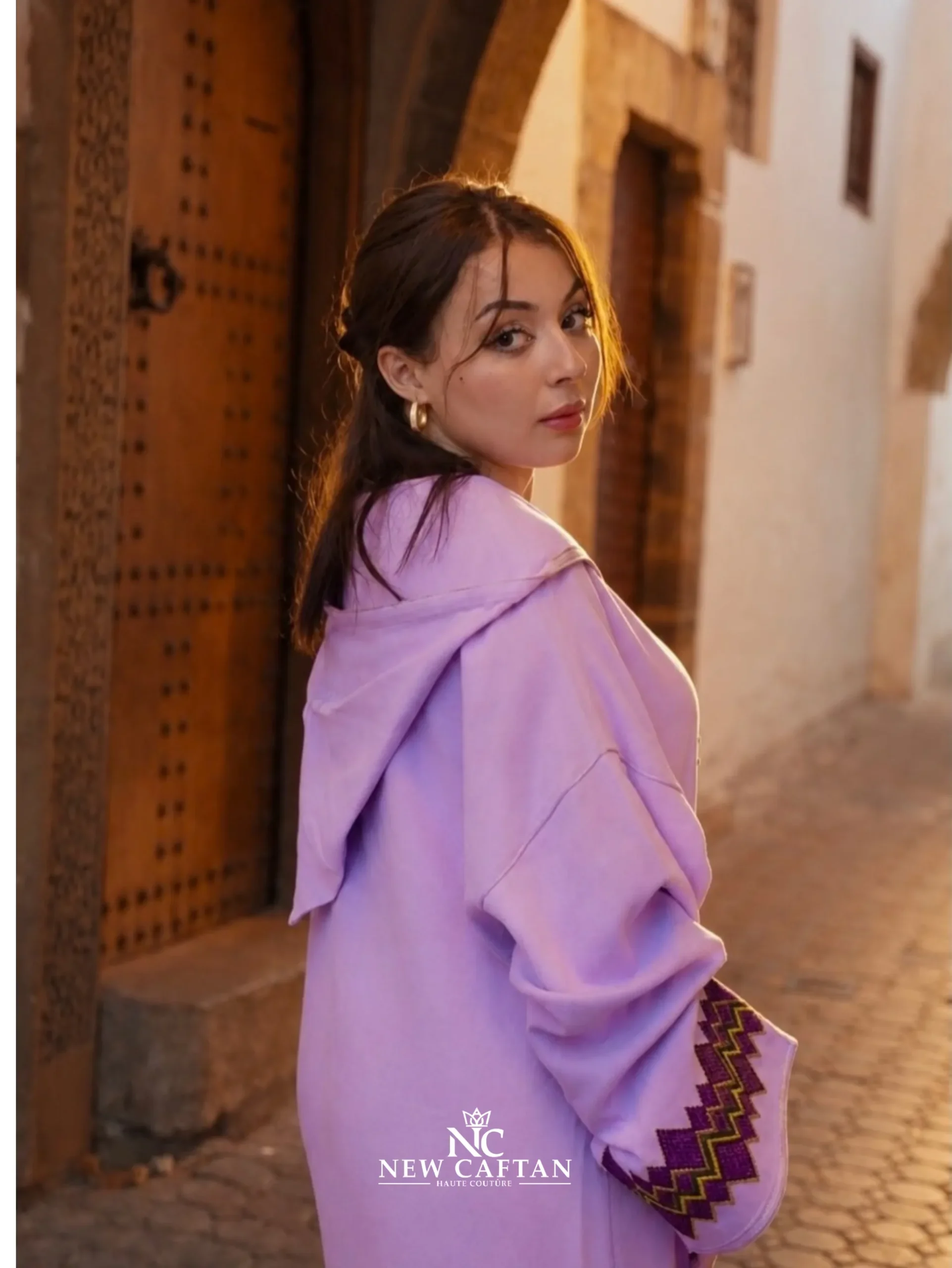 Jellaba Lilas Élégance Moderne Avec Broderies Amazighes